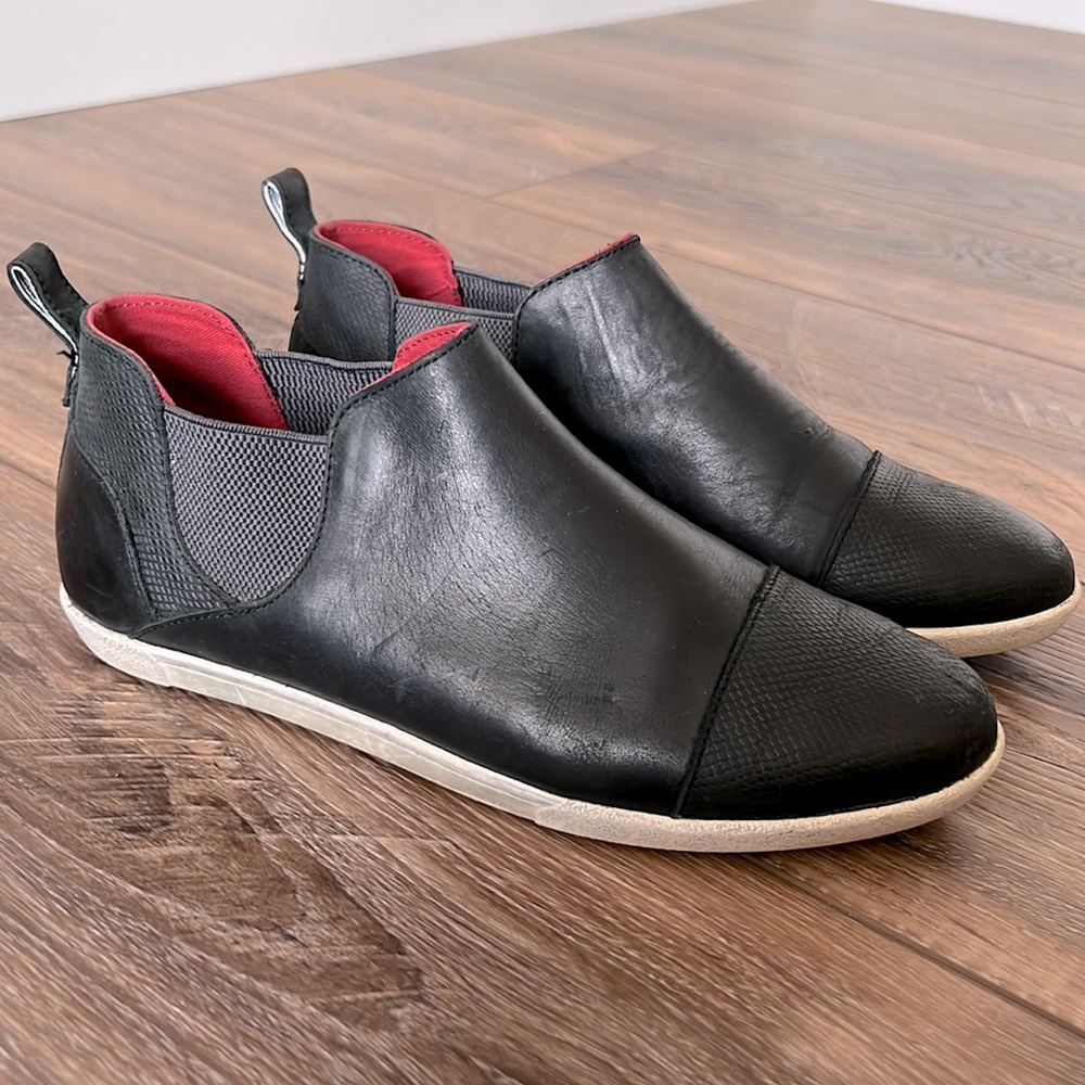 Olukai Pumehana Hulu Black Leather Shoes, 9.5